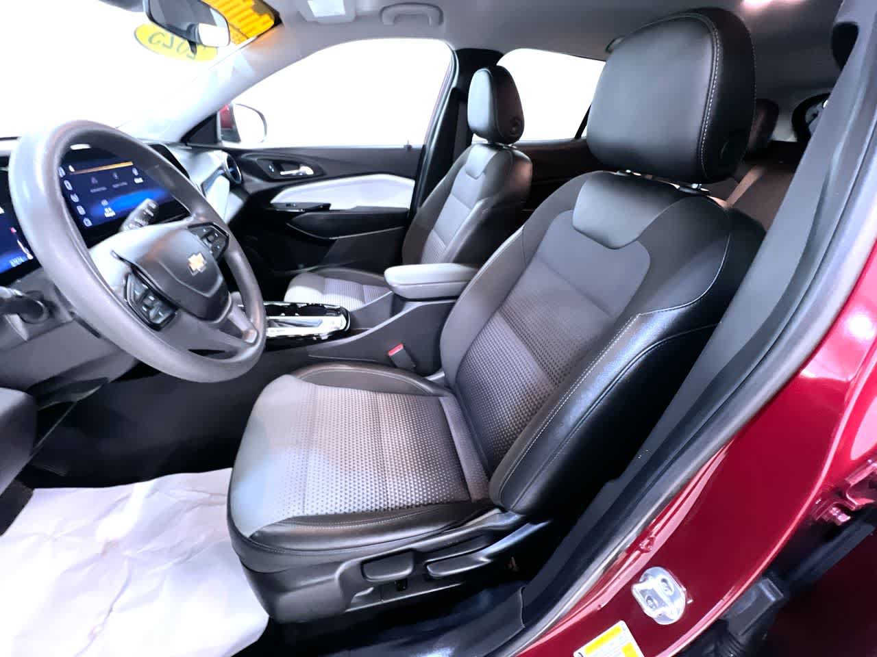 Used 2025 Chevrolet Trax LT FWD image 14