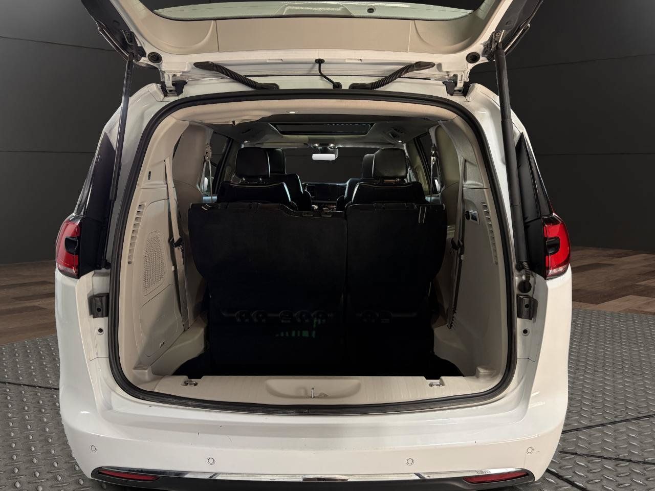 Used 2022 Chrysler Pacifica Limited FWD image 21