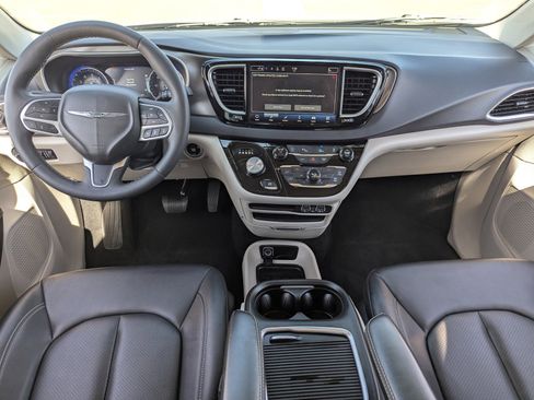 Used 2024 Chrysler Pacifica Touring-L image 15