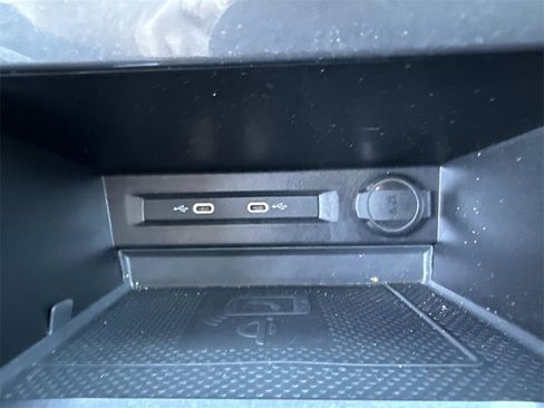 Used 2022 Volkswagen Tiguan SE R-Line image 21