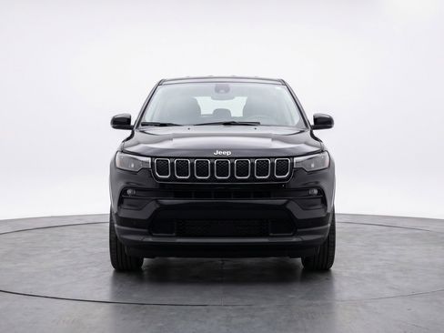 Used 2025 Jeep Compass Latitude AWD/4WD image 2