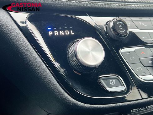 Used 2024 Chrysler Pacifica Touring image 21