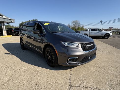 Used 2023 Chrysler Pacifica Touring-L FWD image 7