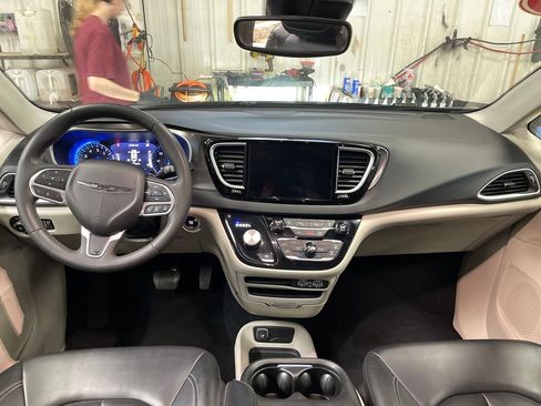 Used 2023 Chrysler Pacifica Touring-L FWD image 18