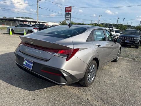 Used 2024 Hyundai Elantra SEL FWD image 5