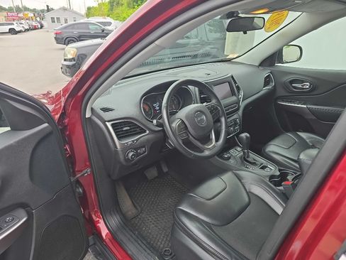 Used 2019 Jeep Cherokee Latitude Plus w/ Cold Weather Group AWD/4WD image 13