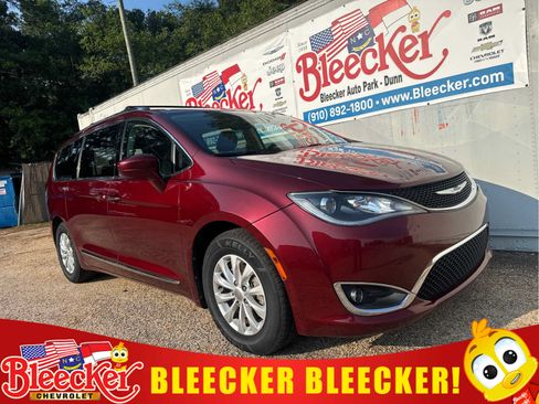 Used 2018 Chrysler Pacifica Touring-L FWD image 1