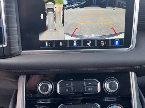 Used 2022 GMC Yukon XL Denali w/ Denali Premium Package AWD/4WD image 6