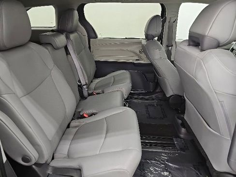 Used 2024 Toyota Sienna XLE FWD image 36