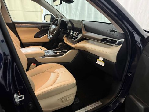 Used 2024 Toyota Highlander Limited image 28