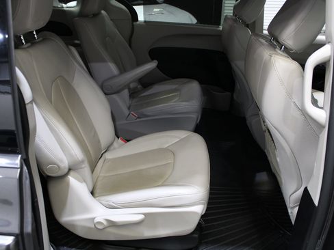 Used 2021 Chrysler Pacifica Touring-L FWD image 18