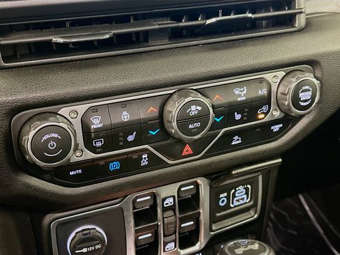 Used 2025 Jeep Wrangler Willys image 23