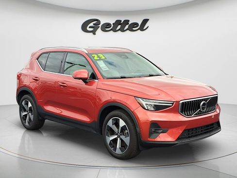 Used 2023 Volvo XC40 B5 Plus w/ Driver Assist Package AWD/4WD image 2