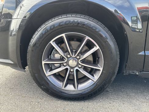 Used 2017 Dodge Grand Caravan SXT FWD image 2