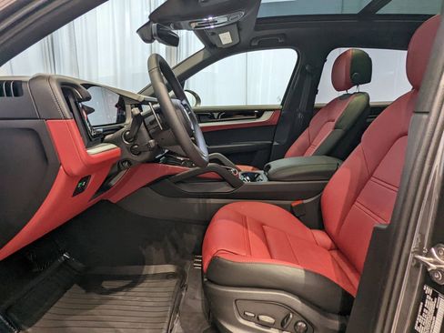 Certified 2025 Porsche Cayenne image 5