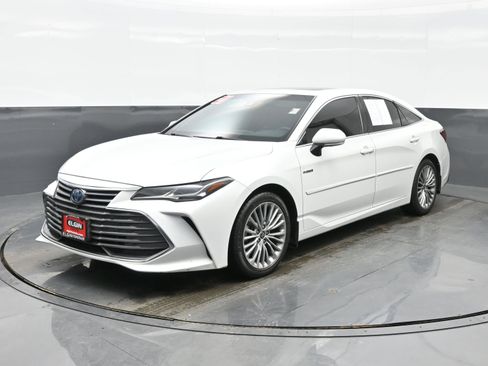 Used 2021 Toyota Avalon Limited image 2