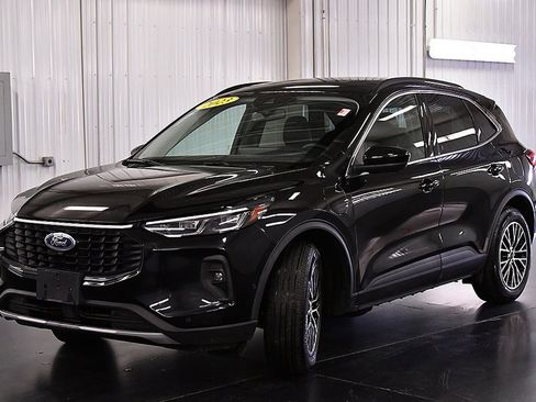 Used 2023 Ford Escape SE w/ PHEV Premium Package image 3