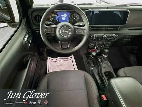 Used 2024 Jeep Gladiator Rubicon w/ Technology Group image 18