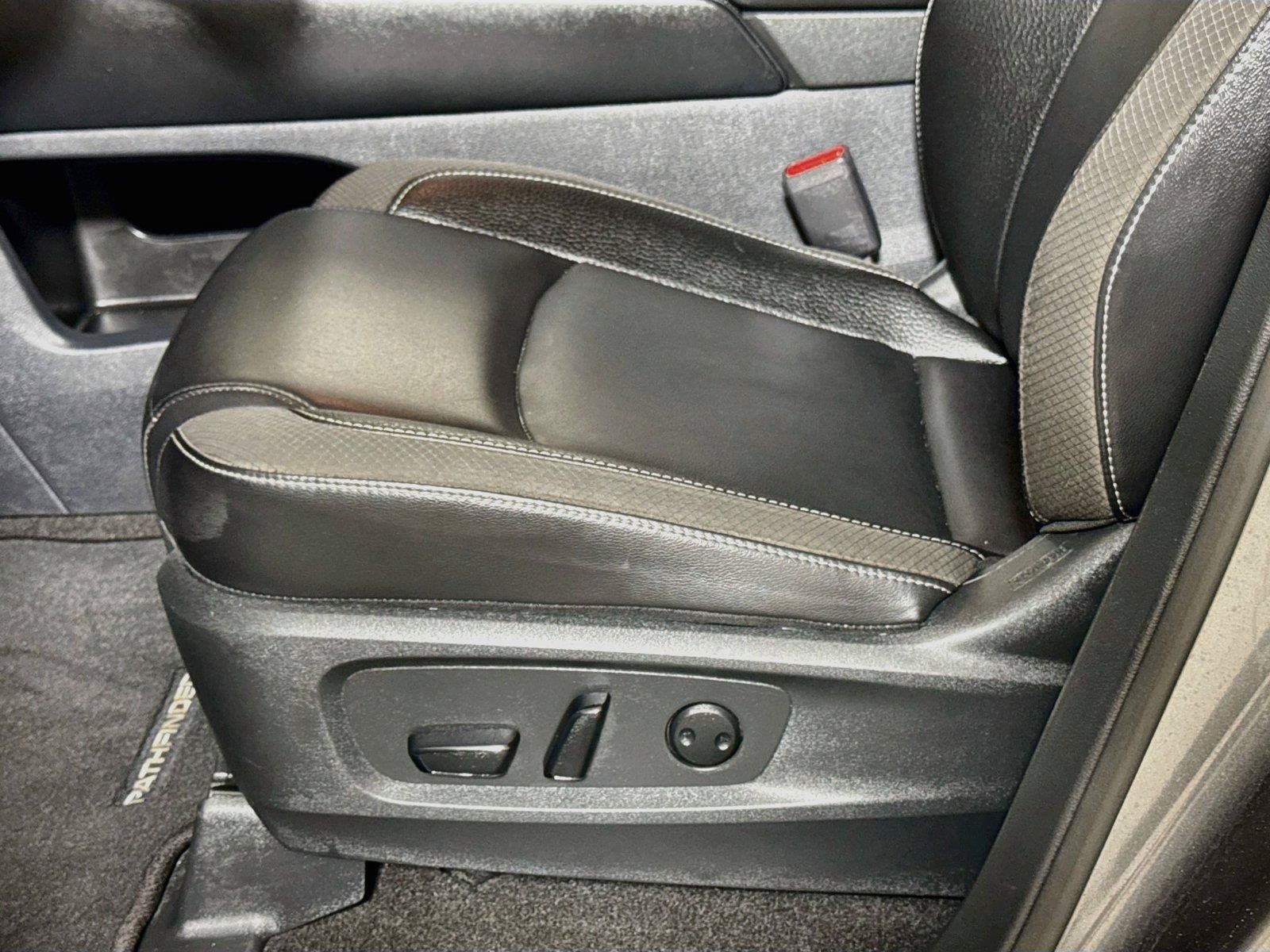 Used 2025 Nissan Pathfinder SL FWD image 17