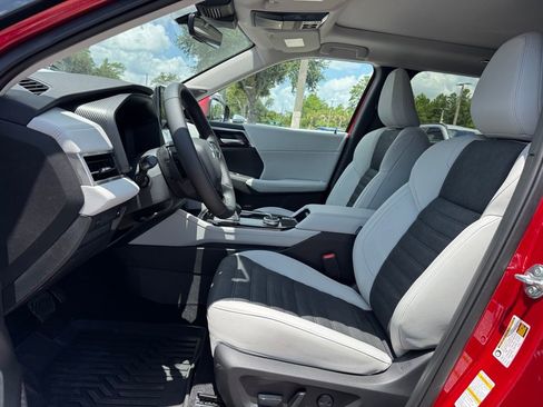 New 2025 Mitsubishi Outlander SE image 14