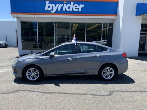 Used 2019 Chevrolet Cruze LT w/ Convenience Package FWD image 3