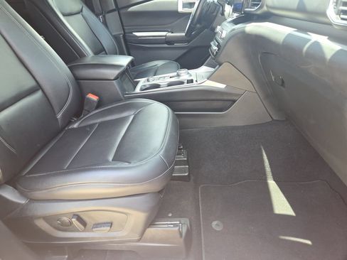 Used 2020 Ford Explorer XLT w/ Equipment Group 202A AWD/4WD image 16