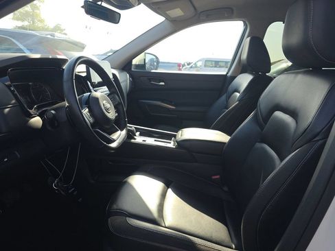 Used 2024 Nissan Pathfinder SL FWD image 3
