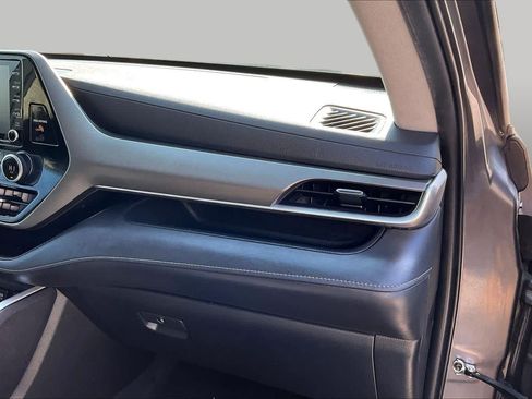 Used 2021 Toyota Highlander L FWD image 18