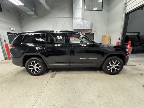 Used 2023 Jeep Grand Cherokee L Limited AWD/4WD image 9