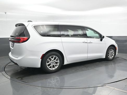 Used 2024 Chrysler Pacifica Touring-L FWD image 3
