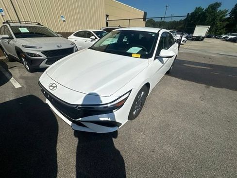 Certified 2024 Hyundai Elantra SEL FWD image 2