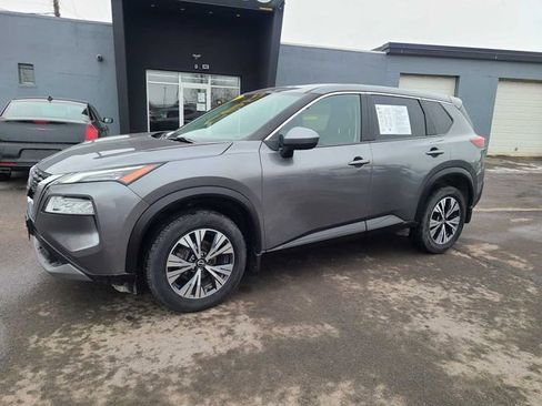 Used 2023 Nissan Rogue SV image 2