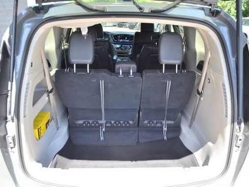 Used 2022 Chrysler Pacifica Touring-L FWD image 39