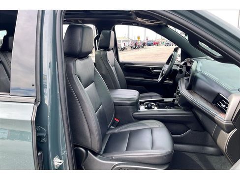 Used 2025 Chevrolet Tahoe Z71 w/ Comfort Package AWD/4WD image 8