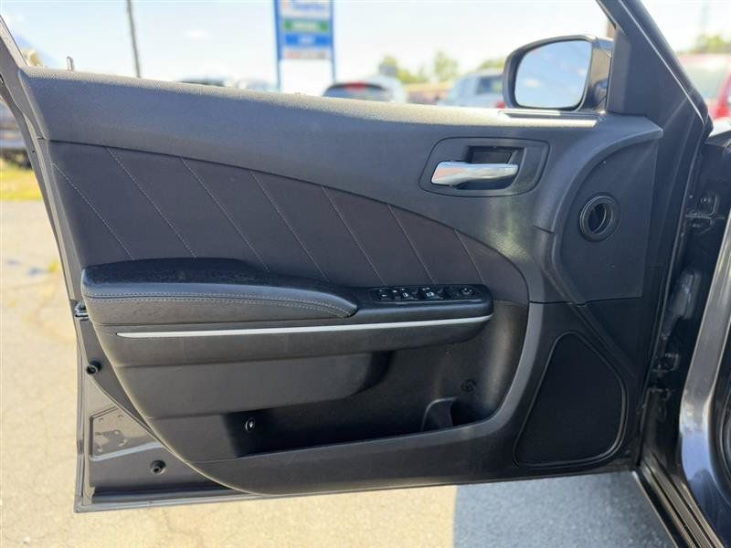 Used 2019 Dodge Charger SXT RWD image 10