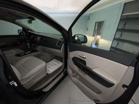 Used 2021 Kia Sedona LX image 24