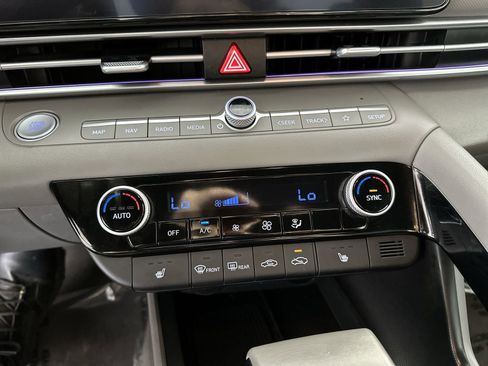 Used 2025 Hyundai Elantra SEL image 19