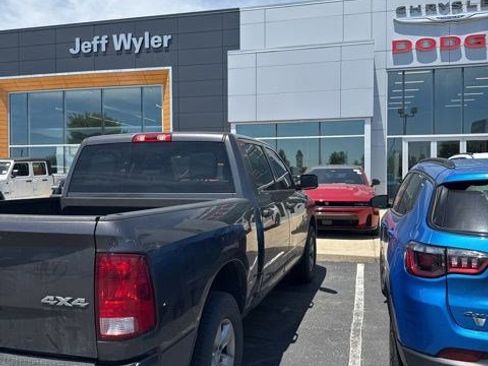 Used 2019 RAM 1500 Express AWD/4WD image 4