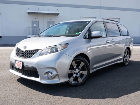Used 2014 Toyota Sienna SE FWD image 1