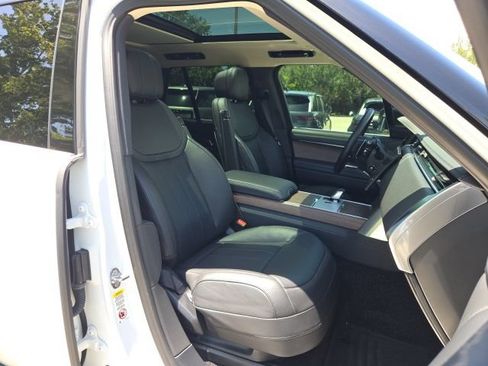 Used 2025 Land Rover Range Rover SE AWD/4WD image 12