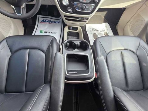 Used 2024 Chrysler Pacifica Touring-L image 17