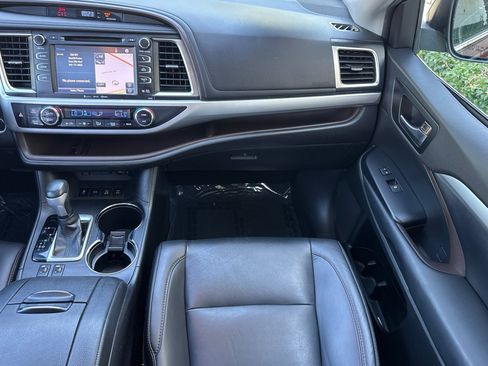 Used 2019 Toyota Highlander XLE w/ Carpet Mat Package (TMS) AWD/4WD image 33