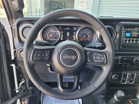 Used 2023 Jeep Gladiator Willys image 16