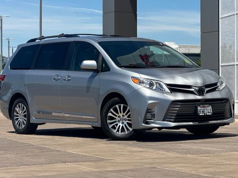 Certified 2018 Toyota Sienna XLE w/ XLE Navigation Package FWD image 2