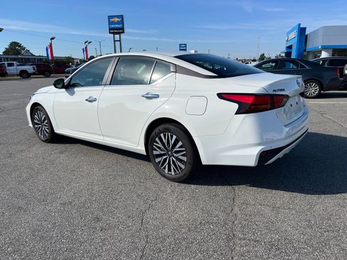 Used 2025 Nissan Altima 2.5 SV AWD/4WD image 3
