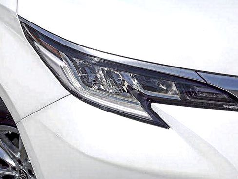 Used 2023 Toyota Sienna Limited AWD/4WD image 2