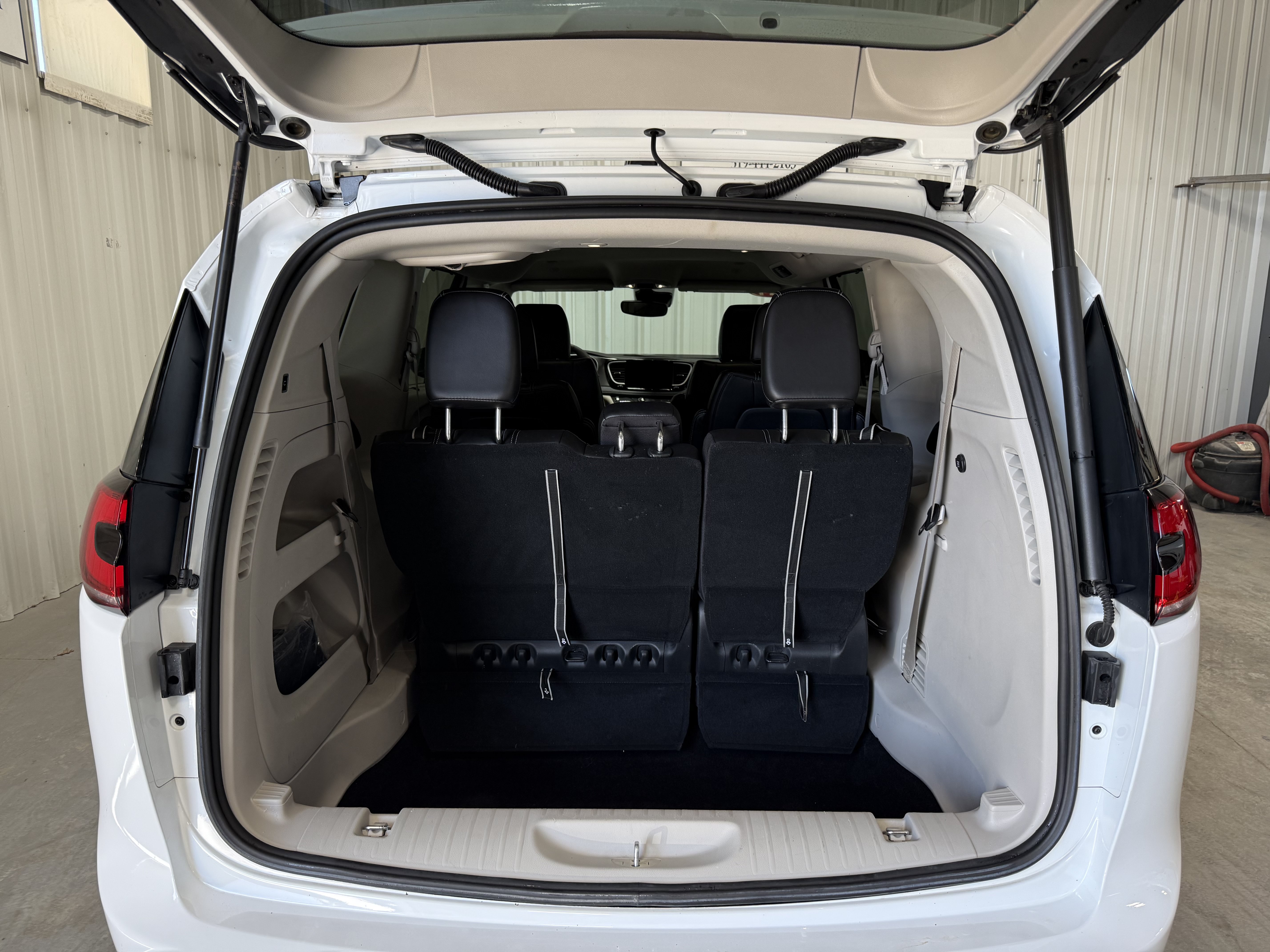 Used 2024 Chrysler Pacifica Touring-L FWD image 5