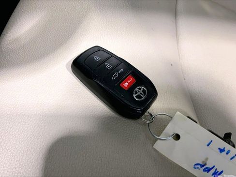 Used 2023 Toyota Corolla Cross XLE w/ Convenience Package FWD image 11