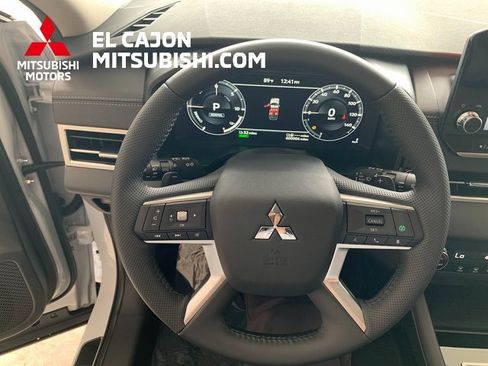 New 2025 Mitsubishi Outlander SE image 19