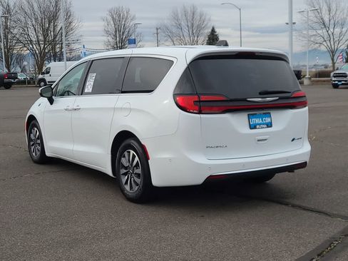Used 2023 Chrysler Pacifica Touring-L image 12